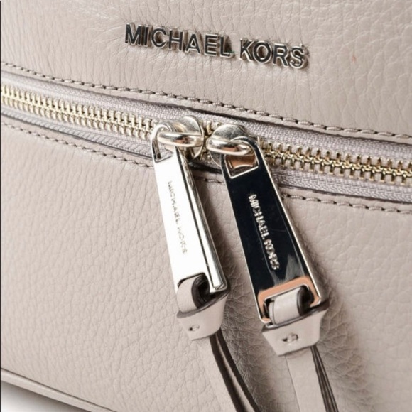 MICHAEL KORS RHEA PEARL GREY LEATHER BACKPACK SM - Picture 6 of 6